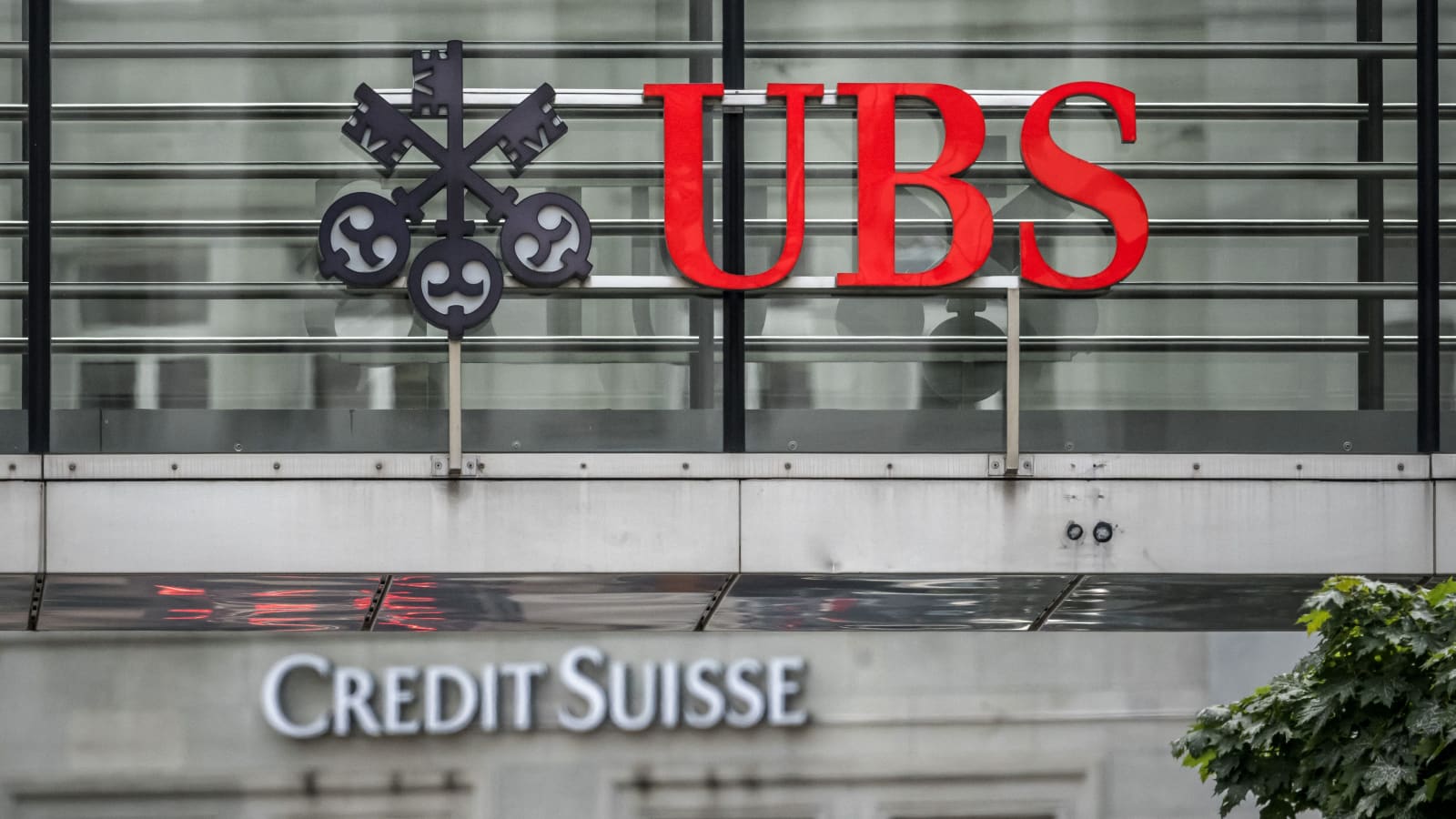 UBS Jumps Back In: Selling Controversial Bonds Amid Credit Suisse Drama